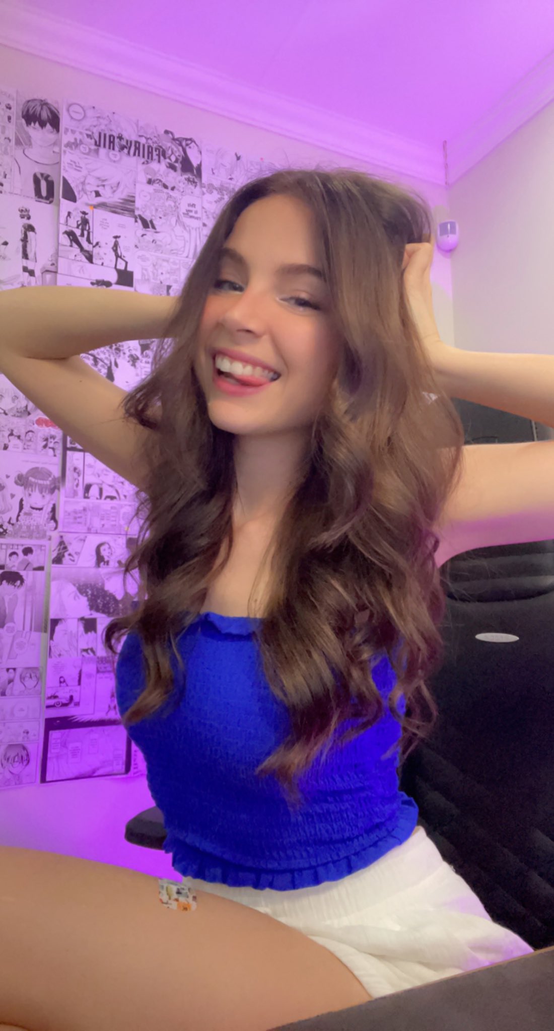 2 pic. Sorry just two more because I want to show off the new hair with curls 🤭 https://t.co/H2rDhpwJHF