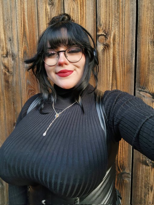 Like my new corset?♡ https://t.co/ExGJ4e9Yh7