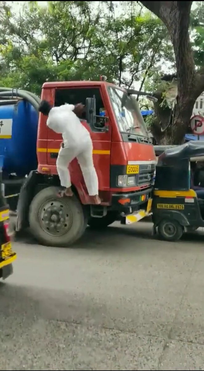mumbaimatterz's tweet photo. #Mumbai  #RoadRage #ViralVideo #Dadagiri

Watch this video of a #Auto Driver MH02DK2475 thrashing a truck driver in Public View.. @MTPHereToHelp there is enough evidence in this video to take him to task although location is unknown. 
@CPMumbaiPolice https://t.co/zospsPNEgP