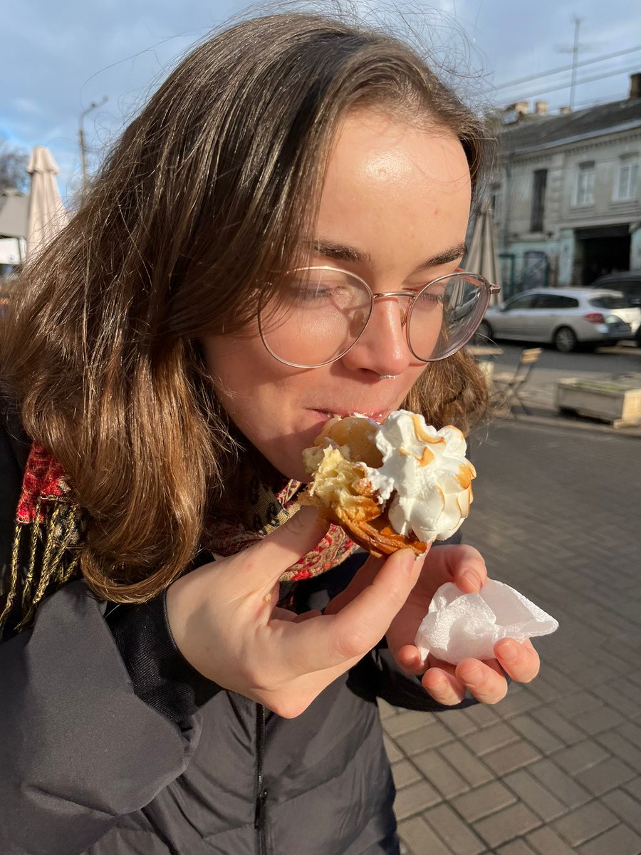 Celebrating the liberation of Kherson with large quantities of carbs and sugar today: we conducted a highly scientific taste test of Zavertailo's British PM pastries. For impartiality reasons the jury can only report they were all delicious. 🇺🇦🇬🇧