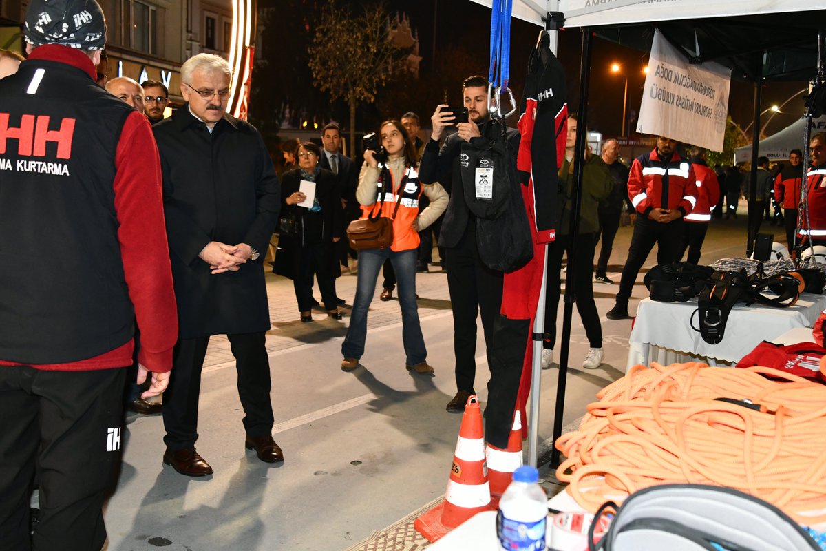 boluvaliligi's tweet photo. Gerçekleşen tatbikatın ardından deprem fotoğrafları sergisini gezen Valimiz Sn Erkan Kılıç,aynı acıların yaşanmaması için afetlere karşı tedbirli ve bilinçli olunması gerektiğini vurguladı. Depremde kaybettiğimiz vatandaşlarımıza Allah'tan rahmet, ailelerine sabırlar diledi. https://t.co/fapUOCcL4Q