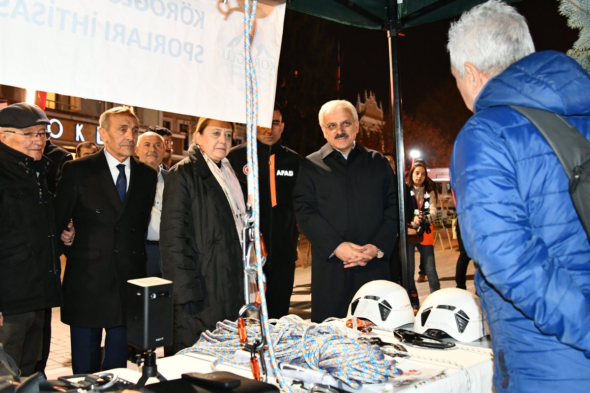 boluvaliligi's tweet photo. Gerçekleşen tatbikatın ardından deprem fotoğrafları sergisini gezen Valimiz Sn Erkan Kılıç,aynı acıların yaşanmaması için afetlere karşı tedbirli ve bilinçli olunması gerektiğini vurguladı. Depremde kaybettiğimiz vatandaşlarımıza Allah'tan rahmet, ailelerine sabırlar diledi. https://t.co/fapUOCcL4Q