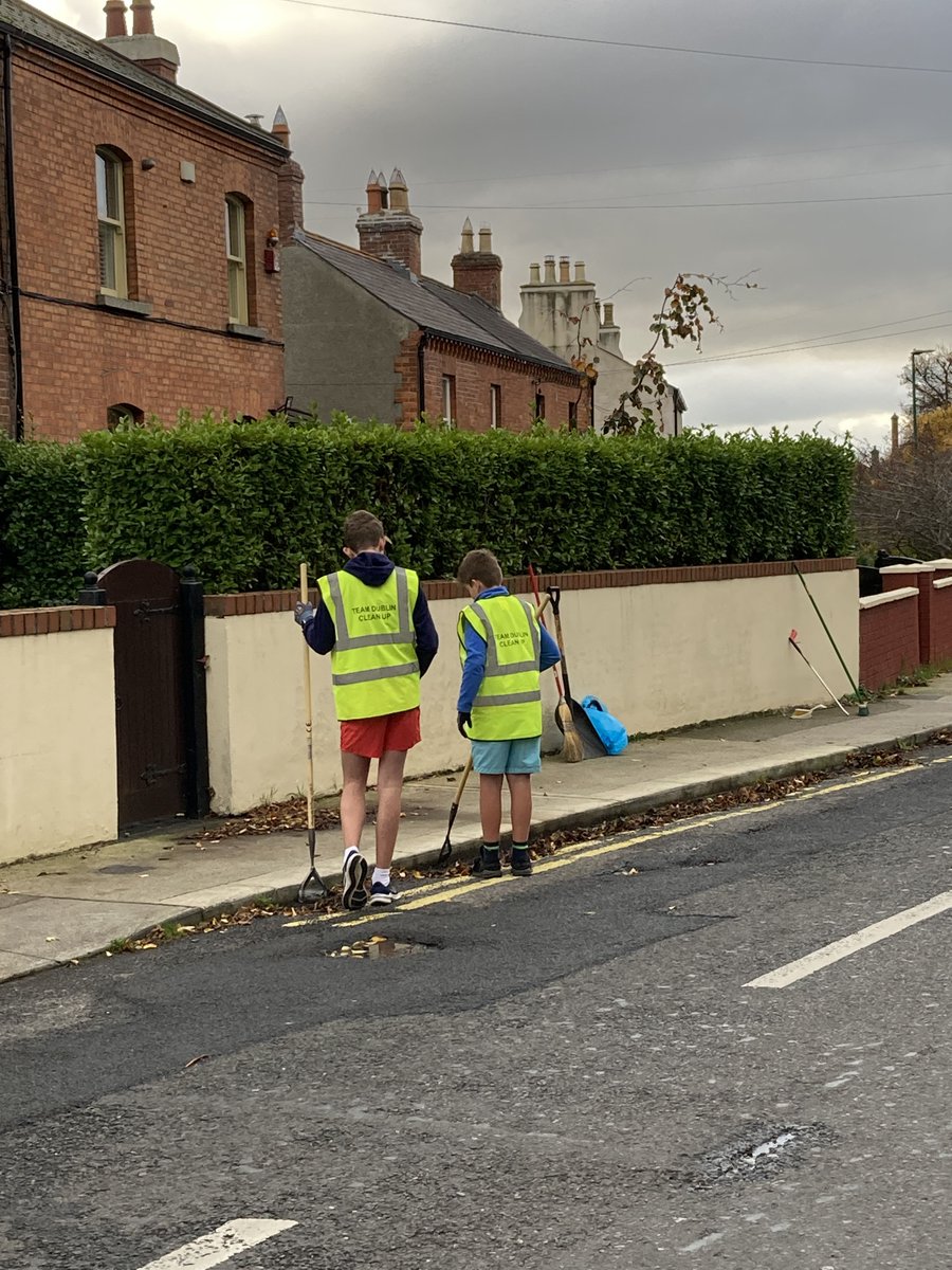Big thank you to those who were out this morning, we filled 20+ bags in total, most with leaves only! 
We'll be out again on 26th Nov from 10am... see you then?