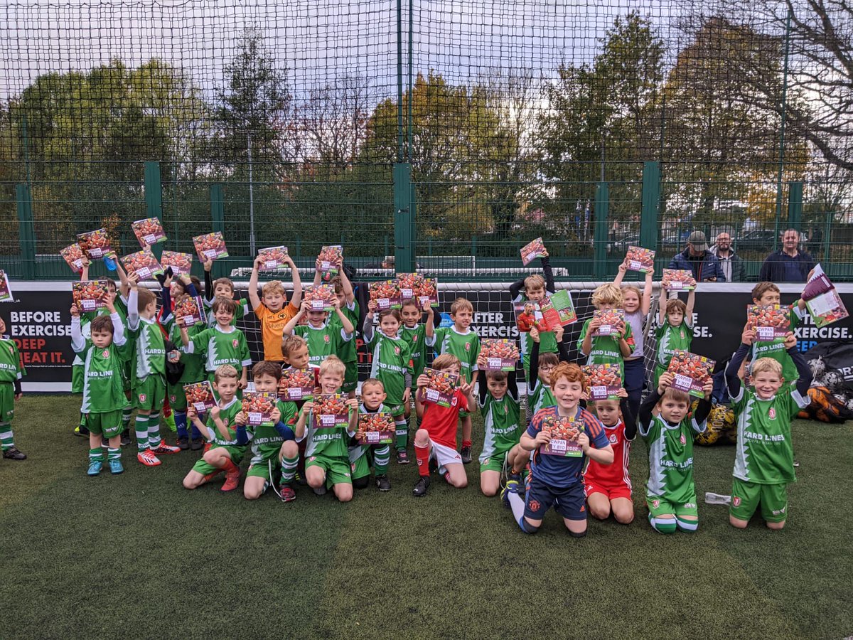 Rhai o griw D7 <a href="/ClwbCymric/">Clwb Cymric</a> o'r Eglwys Newydd wrth eu bodda yn derbyn copi o lyfr Cwpan y Byd! Some of our U7 from Whitchurch loved receiving their World Cup books today! Diolch yn fawr <a href="/DylanEbz/">Dylan Ebenezer</a> <a href="/YLolfa/">Y Lolfa</a>