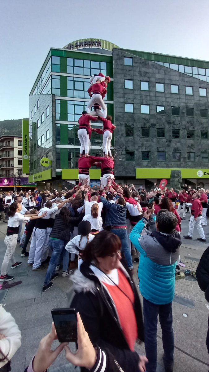 elpatiratllat's tweet photo. Gran Diada dels @castellersAND repetint a casa la Diada internacional de Tarragona , un gran final de temporada amb el 4/6, 4/6a i 3/6 tot descarregat🇦🇩💪🏾 #VirtusUnitaFortior  #FemPinyaFemPais @barometreCAST @castellistica https://t.co/oQdGnepLuw