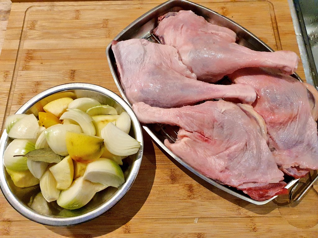 Eine Gans zu braten, nach Eders Art - ein Rezept, das kaum schief gehen kann. Ob man jetzt eine ganze Gans oder Keulen macht, ist egal - man braucht aber einen großen Topf für ein ganzes Tier.
Auf geht's: 4 Keulen waschen, 2 Zwiebeln, 2 Äpfel in groben Stücken. Lorbeerblatt.