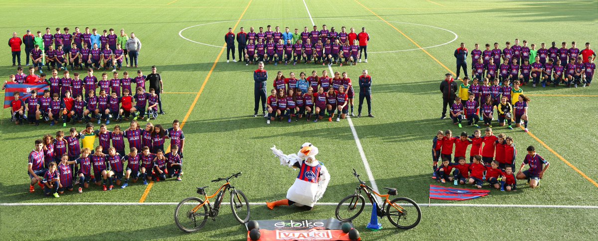 El CD Nanclares ha llevado a cabo la presentación oficial de todos sus equipos para la temporada 2022/23. Ocho conjuntos en las diferentes categorías desde benjamines a senior y más de 160 jóvenes practicando deporte en el municipio. ¡Enhorabuena y muchos éxitos!