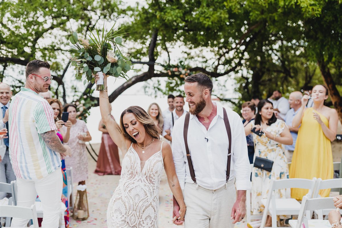 laviestudios's tweet photo. Tell me you're happy without telling me you're happy! 🎉 

#BakersCayWedding #ConfettiTime #KeyLargoWedding #LaVieStudios_Jose

📸 by @jose_laviestudios

Venue: @bakerscayresort
Planner: @eventsbyzeiry 
Makeup: @marzmakeupandhair 
Florist: @studiosouthislamorada https://t.co/cveBbKppS6