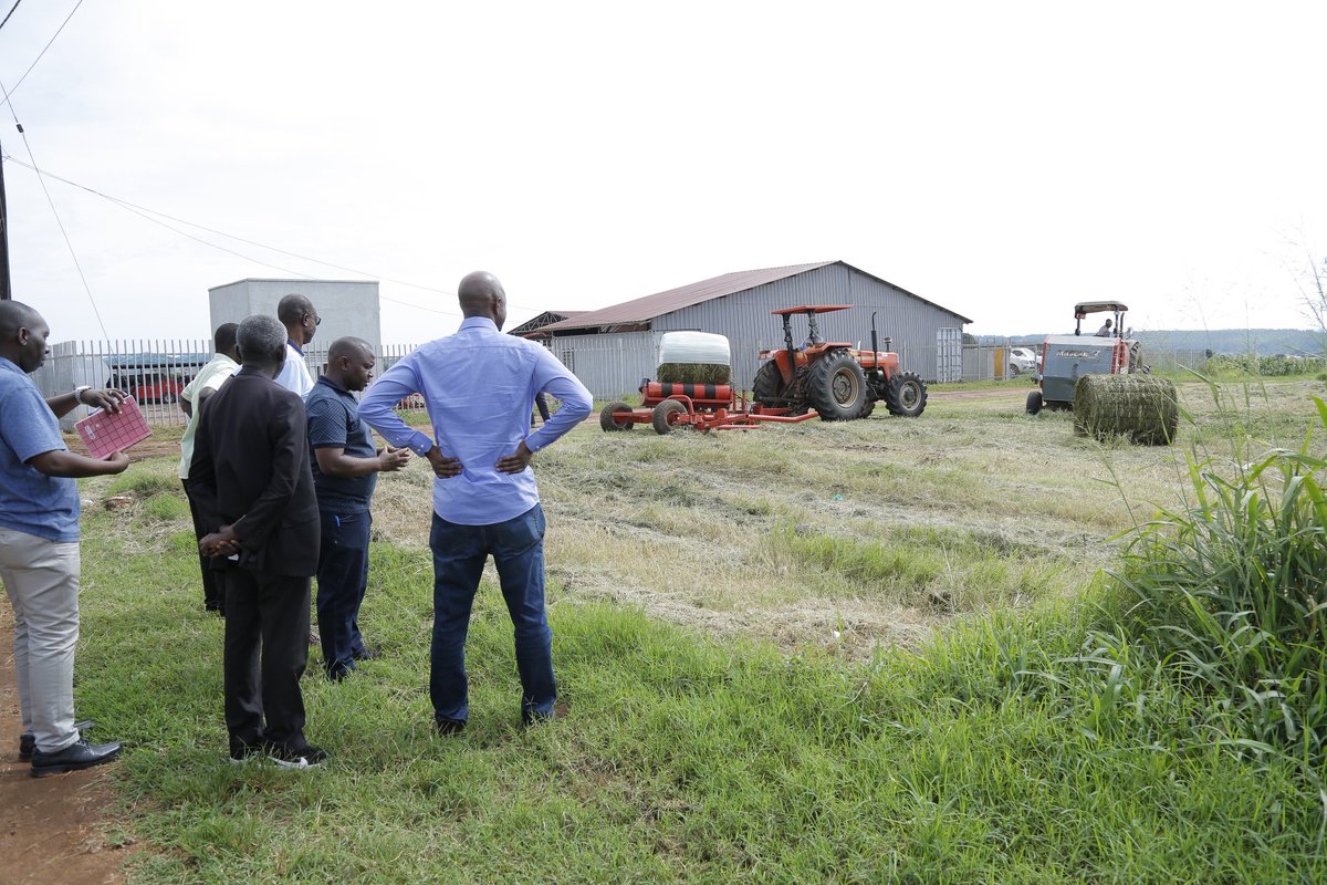 mofpedU's tweet photo. PSST also interacted with Researchers doing Aflatoxin mitigation &amp; In vitro fertilization.He also checked the pasture production &amp; conservation process as well as the intensive zero waste system among other research platforms. "You are doing an amazing work here," said PSST. https://t.co/mFJ7CtZm36