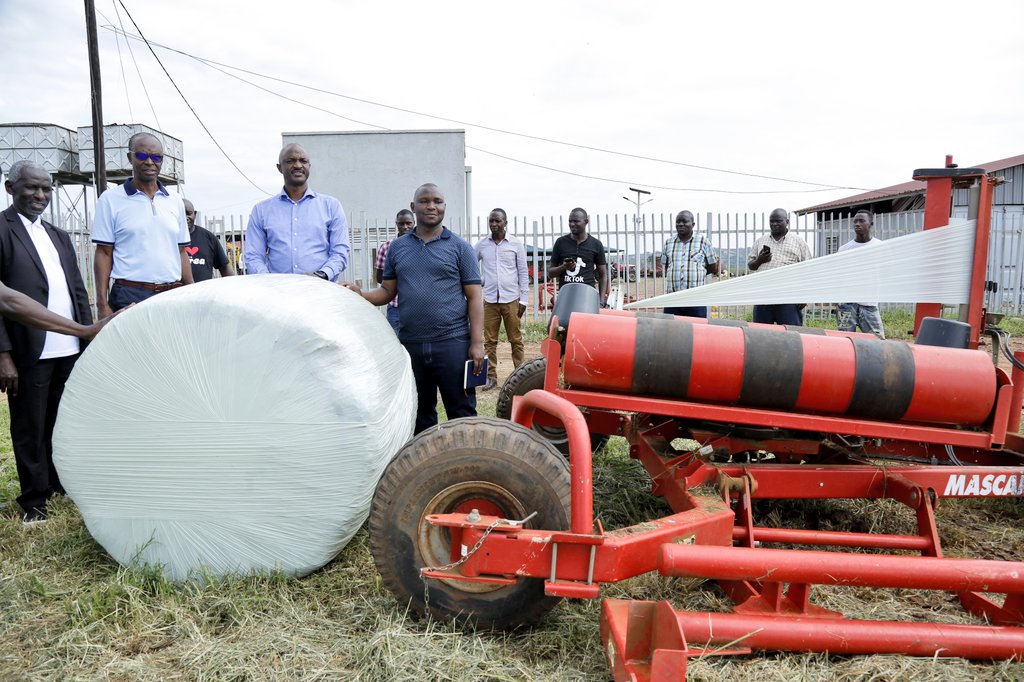 mofpedU's tweet photo. PSST also interacted with Researchers doing Aflatoxin mitigation &amp; In vitro fertilization.He also checked the pasture production &amp; conservation process as well as the intensive zero waste system among other research platforms. "You are doing an amazing work here," said PSST. https://t.co/mFJ7CtZm36