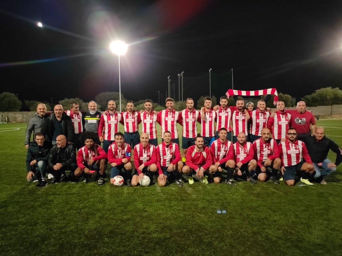 sandalia99's tweet photo. Dopo tre anni è tornato il derby più sentito del calcio popolare sardo. Davanti a un pubblico quanto mai numeroso e assetato i nostri mufloni hanno pareggiato 1-1 contro gli eterni rivali dello Studio Sport (ex caffè 800)
#sandalia99 #sassari #calciopopolare https://t.co/s22TD2wGZr