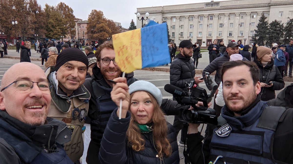#Tf1 et #LCI à Kherson. Quelle journée incroyable. Ni eau courante, ni électricité, l'armée russe à leurs portes mais les Ukrainiens font la fête ! Avec Basile Bonne, Paul Bouffard et Igor Zakharenko <a href="/TF1Info/">TF1Info</a> <a href="/LCI/">LCI</a>