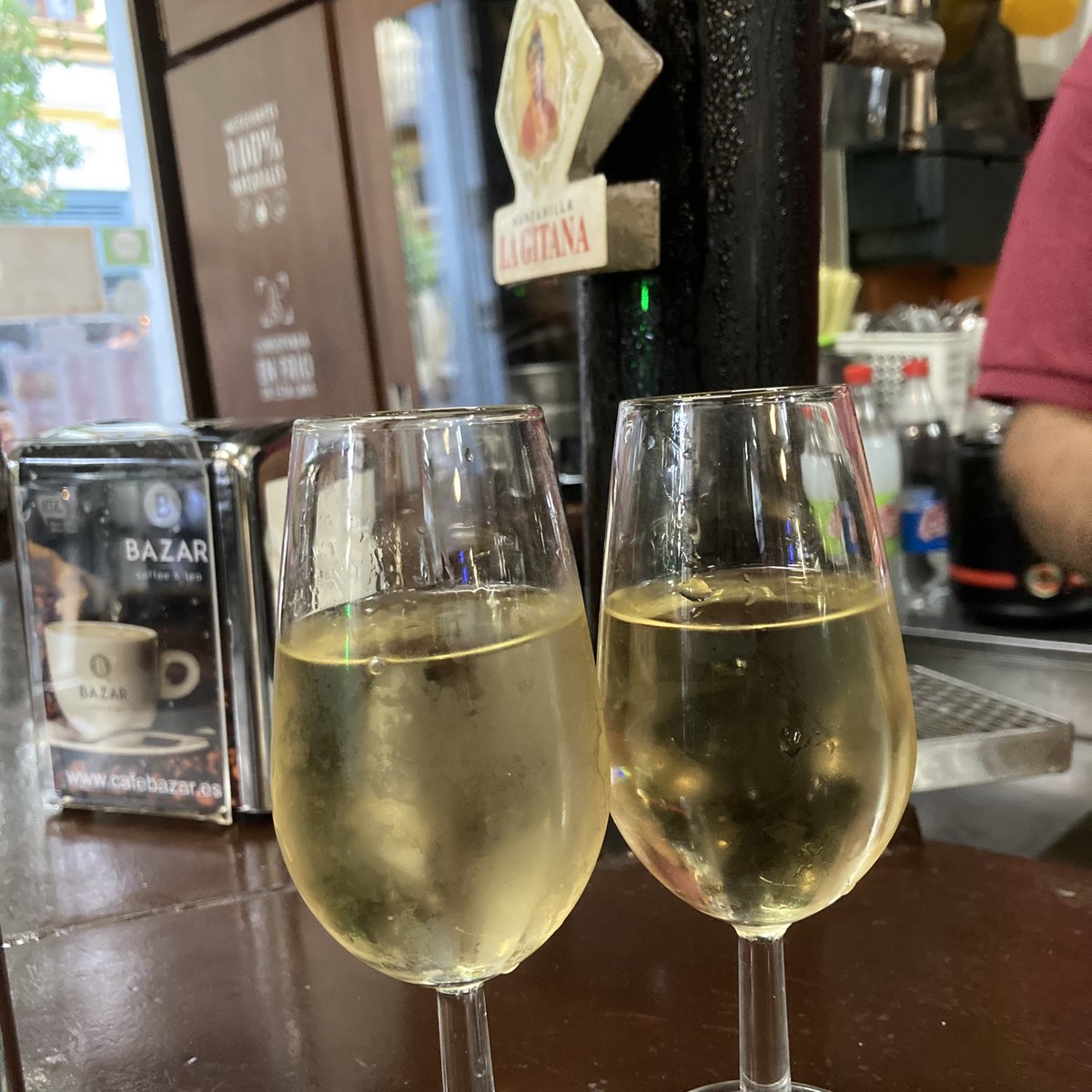 solmayor0722's tweet photo. セビーリャ に着きました。
 
借りたアパートメントに荷物を置くだけ置いて、馴染みのバルへ
 
カマレロ、カマレラが『久しぶり〜！』と迎えてくれて嬉しい😂
 
マンサニージャ × 2
アモンティリャード × 1

87/100杯

#シェリーウィーク
#sherryweek
#sherryweek2022
#100杯チャレンジ
#ソルマヨール https://t.co/jNy97xPj9D