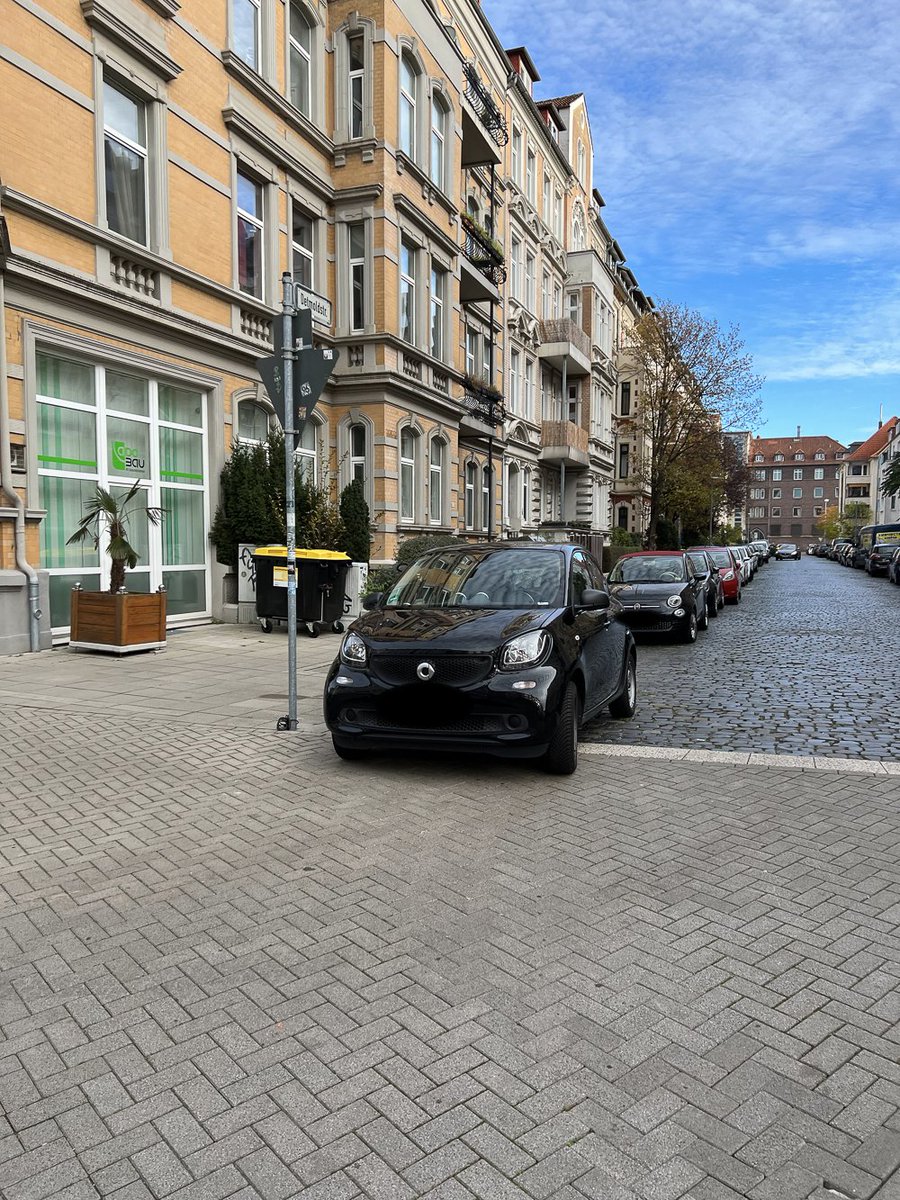 Wie schwer wär's gewesen, noch ein Stück nach *vorne* zu Fahren, um das #zeichen299 frei zu machen?
2022-11-12
#Hannover #MehrPlatz #Falschparker #Zickzackliebe