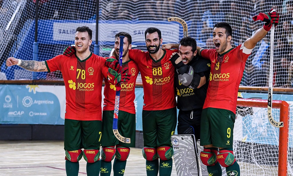 A Seleção portuguesa de hóquei em patins, Campeã em título, qualificou-se ontem à noite para a final do Mundial de 2022, ao bater a França por 4-0, na primeira meia-final, em San Juan, na Argentina. A formação lusa vvai agora encontrar na final a lusojornal.com/portugal-volto…