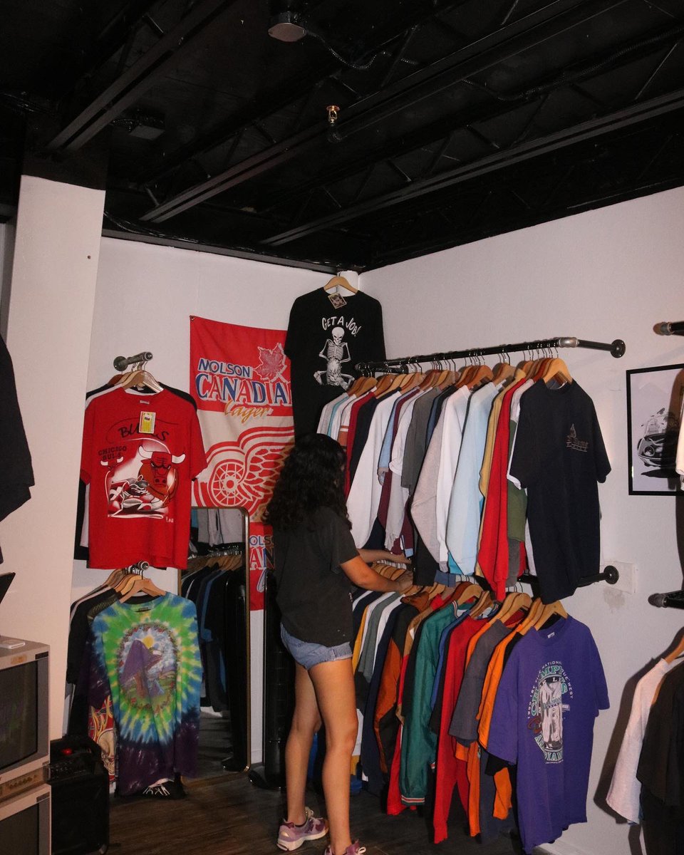 Jake_ughb's tweet photo. Yoooooo my new mini vintage store Finally opened today at 4400 n23rd street In McAllen! Inside the Mercado District pull up open all weekend!! We restock with brand new everything every week ‼️🚀 https://t.co/NX9L5uo5on