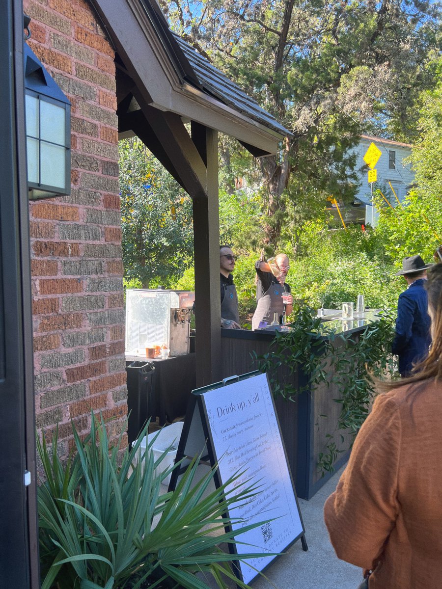 A lovely morning wedding isn't complete with mimosas and frozen palomas! 

#frozenpaloma #peasepark #weddinginspo #bridesofaustin #austinwedding