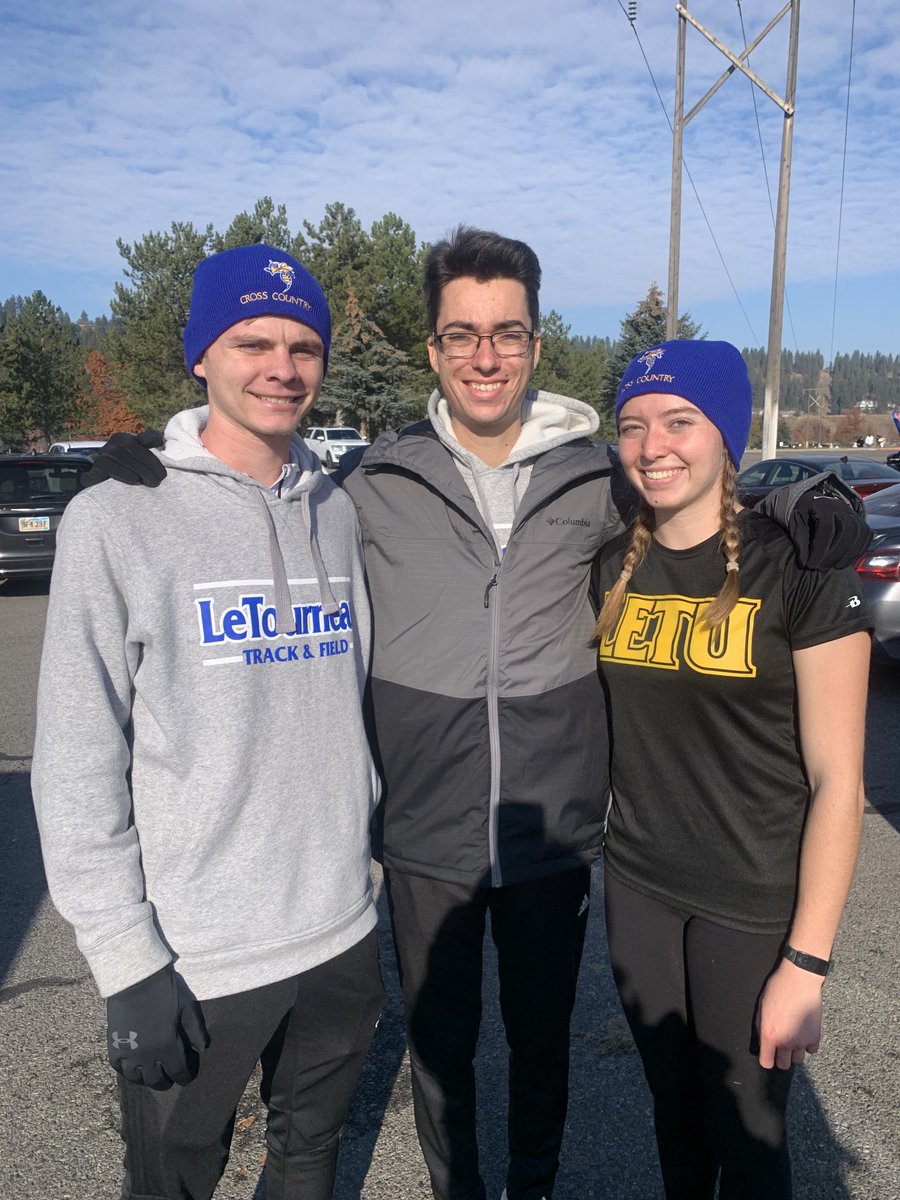 LETUTFXC's tweet photo. Race day ready! Go YellowJackets! Rose, Gambrell, & Dugan chillin’ on a chilly morning! #cooljackets #onfire! @LETUAthletics https://t.co/83HAwxY9Ul