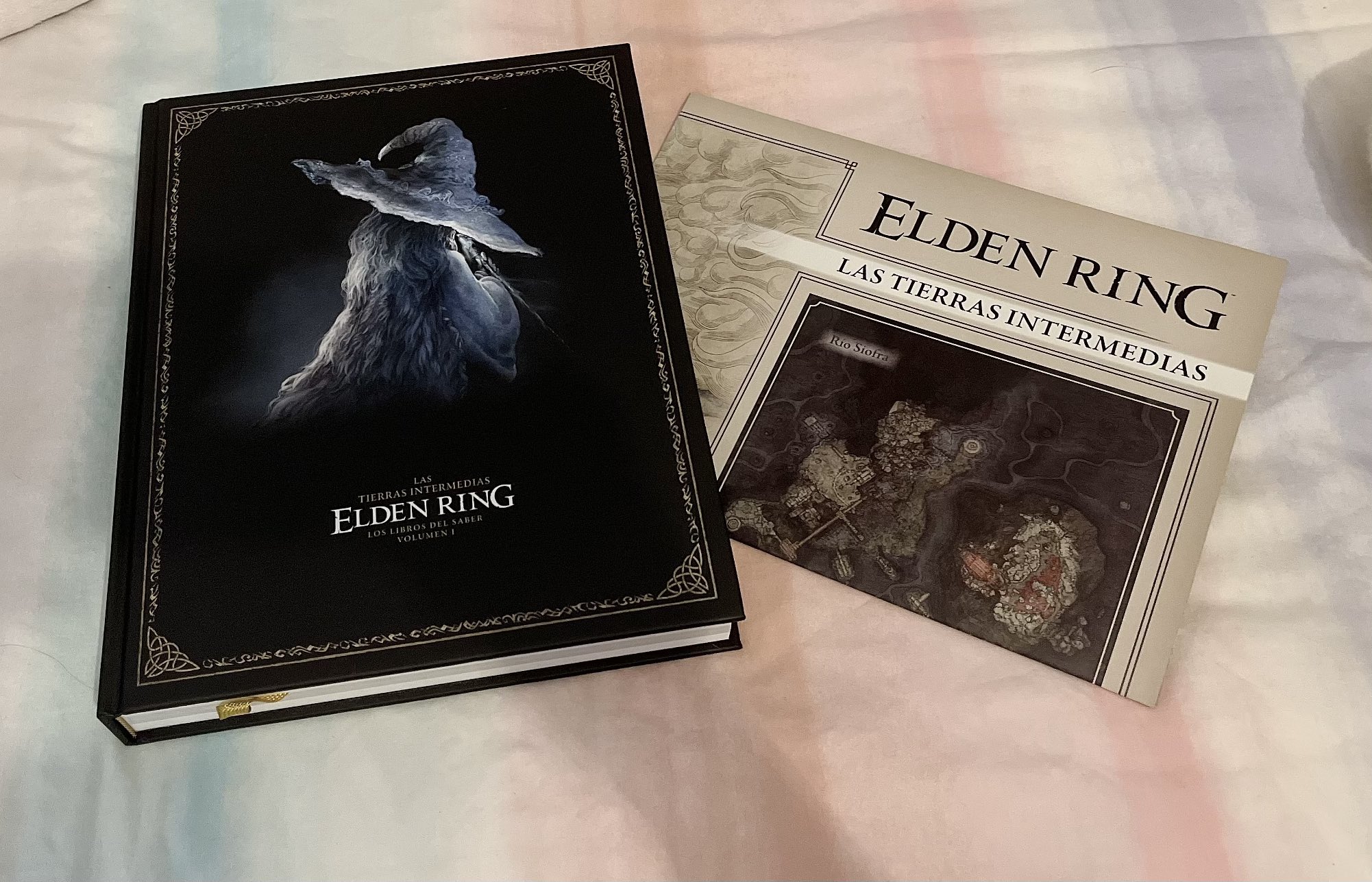 alee 🌸 炎 on X: Cosas que no pueden faltar en la colección de cualquier  fan de Elden Ring: el volumen I de los libros del saber 🖤   / X