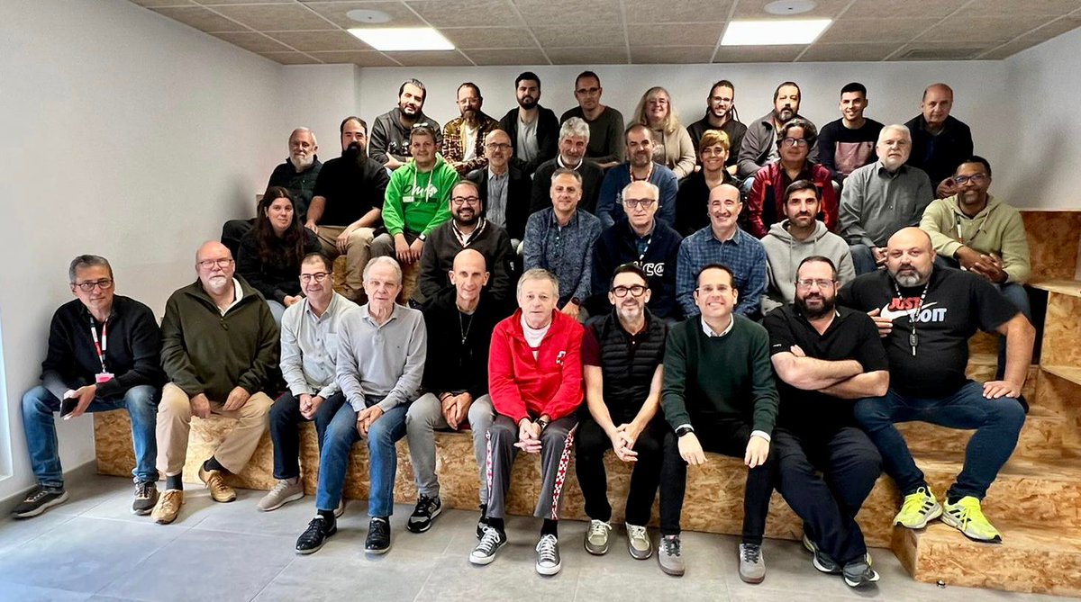 CreuRojaCAT's tweet photo. Avui hem continuat la formació de caps d'operacions en emergències. La preparació davant de les emergències és multidisciplinar: des de logística, serveis tecnològics i telecomunicacions, logística, suport psicosocial, alberg i refugi  o comunicació https://t.co/7pvbfMjoEC