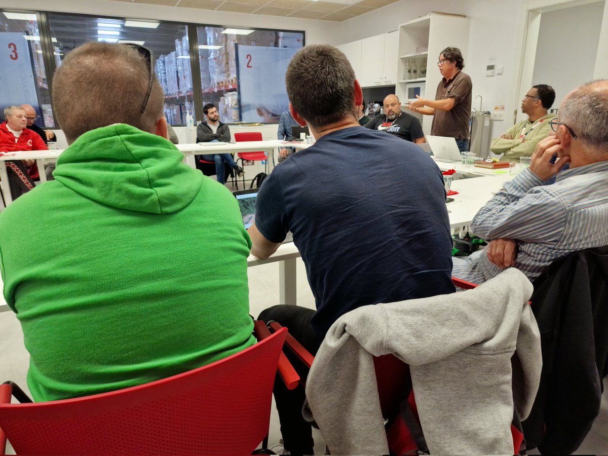 Avui hem continuat la formació de caps d'operacions en emergències. La preparació davant de les emergències és multidisciplinar: des de logística, serveis tecnològics i telecomunicacions, logística, suport psicosocial, alberg i refugi  o comunicació