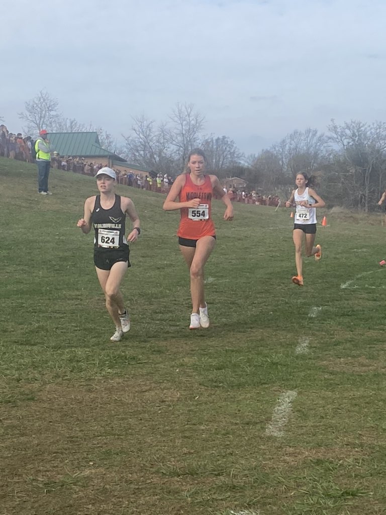 MilesplitMD's tweet photo. Van Ornum still in the lead coming up to the mile https://t.co/q57AIkWNIC