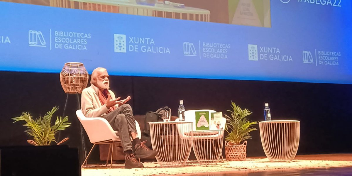 aele_'s tweet photo. Nuestro querido Gonzalo Moure (@gmouretrenor) pone el broche final de la Xornada de Bibliotecas Escolares de Galicia 2022 con Do papel á vida. ¡Siempre es una delicia poder escucharle! #XBEGA22 https://t.co/kwNsh4tXsC