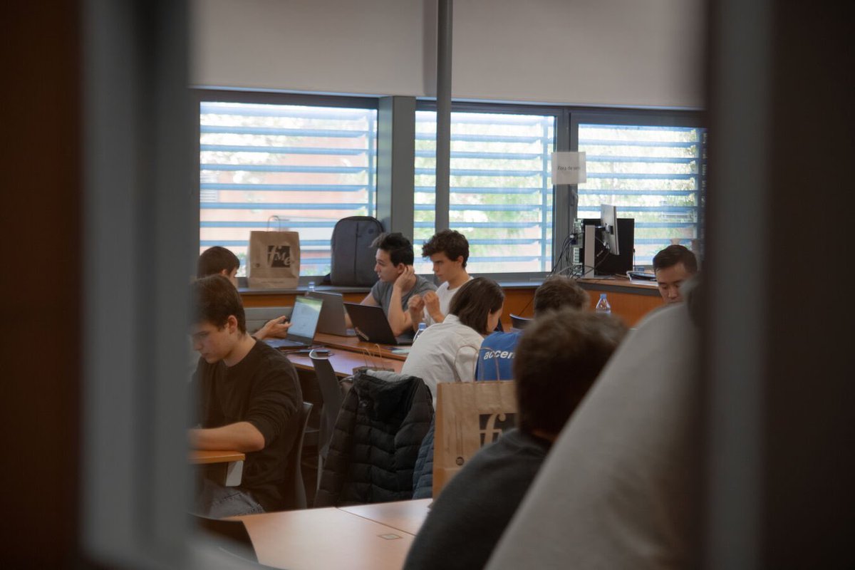 datastudents's tweet photo. Some pics of the day 📸 All the students are working on the challenges! #datathonFME https://t.co/9oymbDwzjF