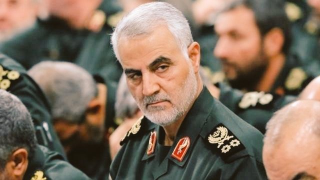 SFOUK_AL_SHEIKH's tweet image. بأمر من هذا الرجل وفي يوم رمضان وقبل الإفطار أسقطت طائرة إيرانية برميلها المتفجر على منزلنا فكان ضيفاً ثقيلاً علينا واسألوا السقف عن ذلك ، ورأيت أمي تحترق امامي على كرسيها المتحرك وكنت اشتم رائحة شوائها ، ولجأت الى اليونان واليوم كلما اشتميت رائحة بخور يتكرر المشهد أمامي .😔💔