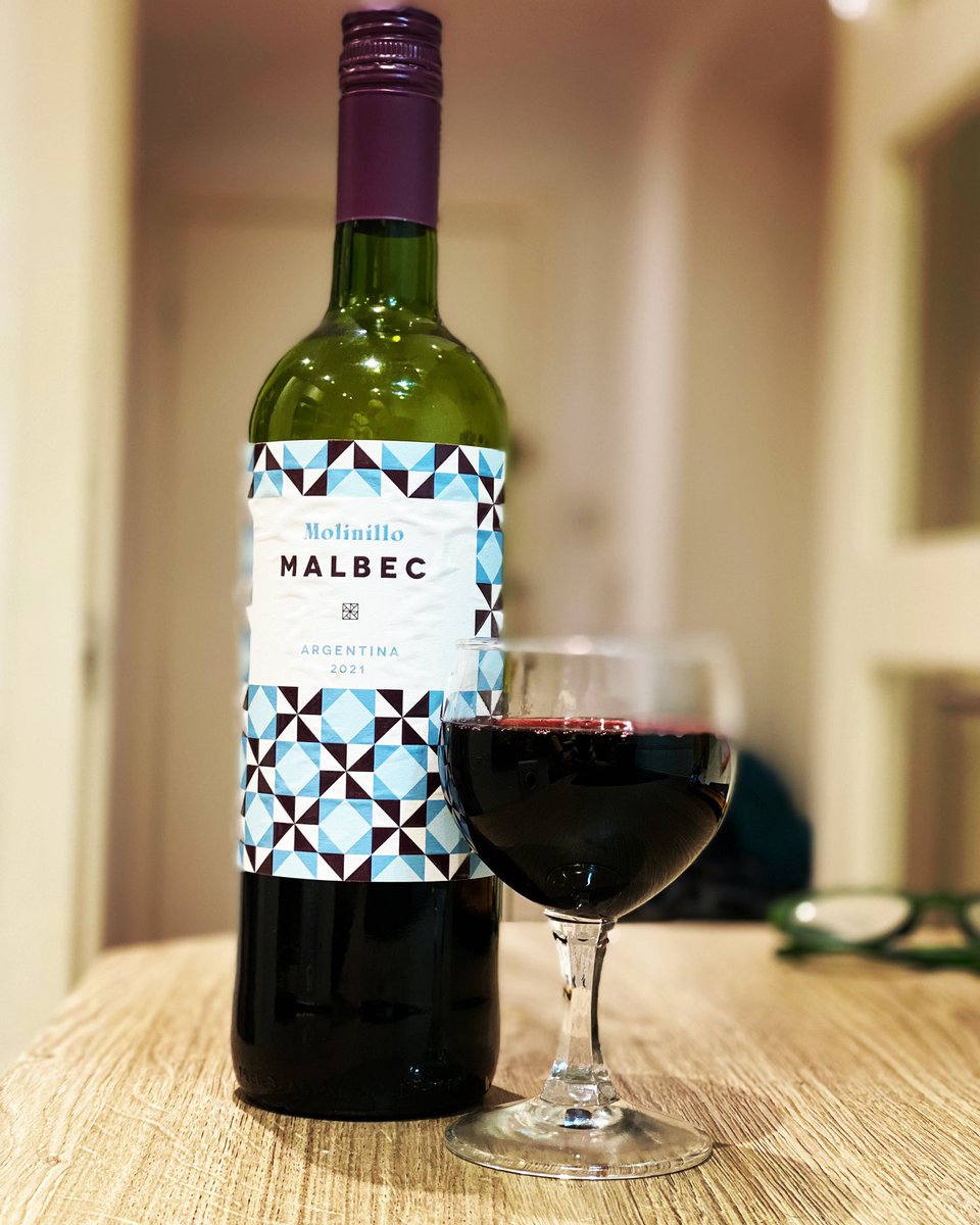 weevic18's tweet photo. Another Saturday night in with this cheeky wee redโฆ#beenalongweek #nicewinetime https://t.co/oYhurBCftm