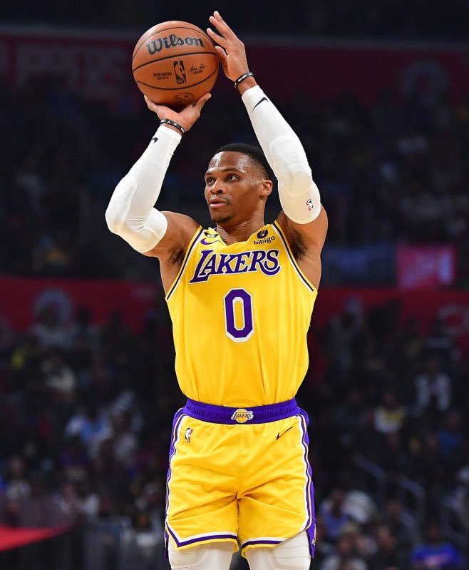 Lakers shop shooting sleeve