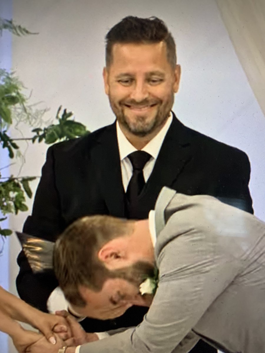 reneesray's tweet photo. Why is no one talking about this smoke show? #loveisblind #LoveisBlind3 https://t.co/Io3tnxgpey