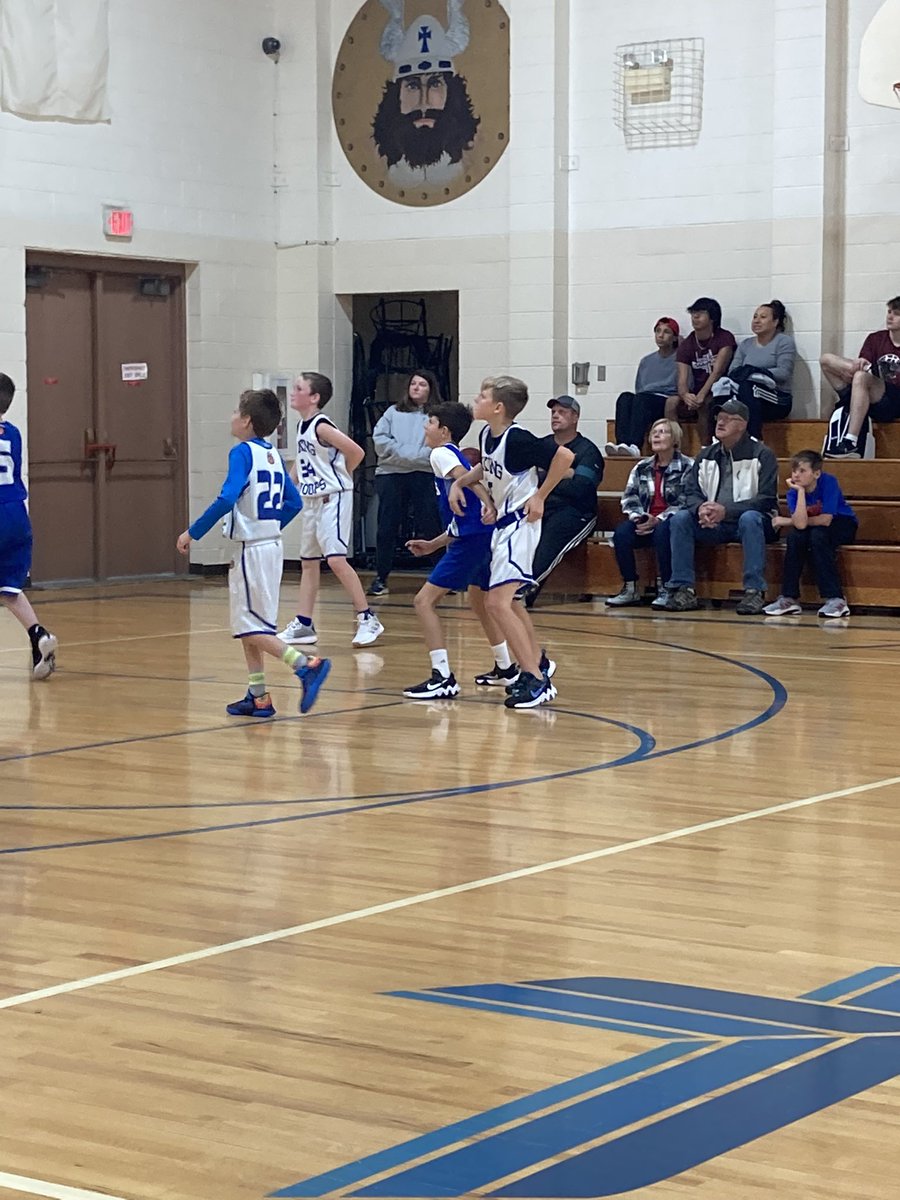 lbavikinghoops's tweet photo. 5th grade boys hoop it up in the Y-League #vikinghoops https://t.co/vwC6ys9g3R