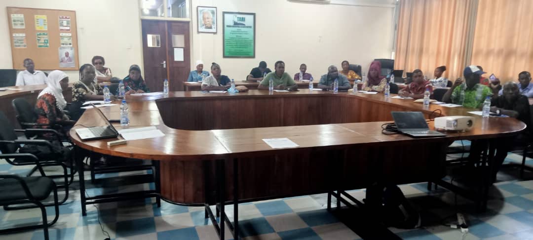 BrightMedia15's tweet photo. Mafunzo ya wajasilia Mali wa mbegu bora za mihogo kupitia mradi wa BASIC https://t.co/XSU6BUvXGq kuzaminiwa na TARI, MEDA, TOSCI na IITA yamefanyika TARI KIbaha tarehe 11, 12 _NOvember 2022.
Lengo ni kuwa na mfumo endelevu wa upatikanaji wa mbegu bora https://t.co/QOg0BlzEfk