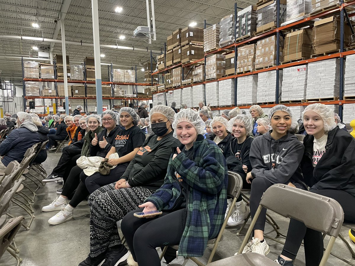 StuCo members volunteered their time this morning to help pack food for Feed My Starving Children! 14 volunteers joined a group of 393 people, helped back 452 boxes, which includes 216 meals a box, for a total of 97,362 meals, feeding 267 children❤️❤️