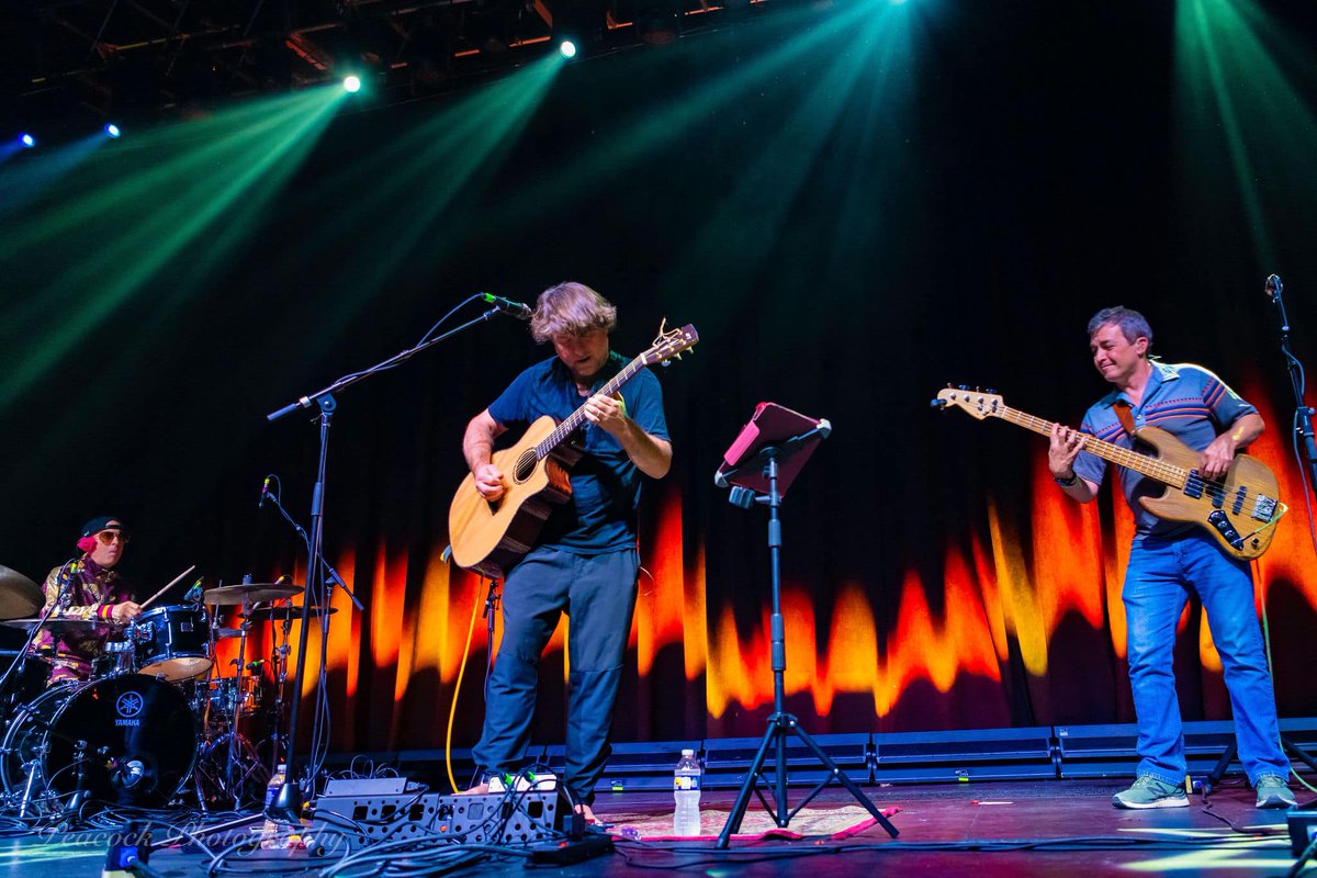 It's nearly time for An Evening With Keller Williams (no, not the real estate company, sorry Redfin and Zillowers) TONIGHT! 

It's the 20th Anniversary of the great album 'Laugh,' which will be played in full

Get Tix🎟️ bit.ly/kellerwilliams…

<a href="/KellerMusician/">Keller Williams</a>