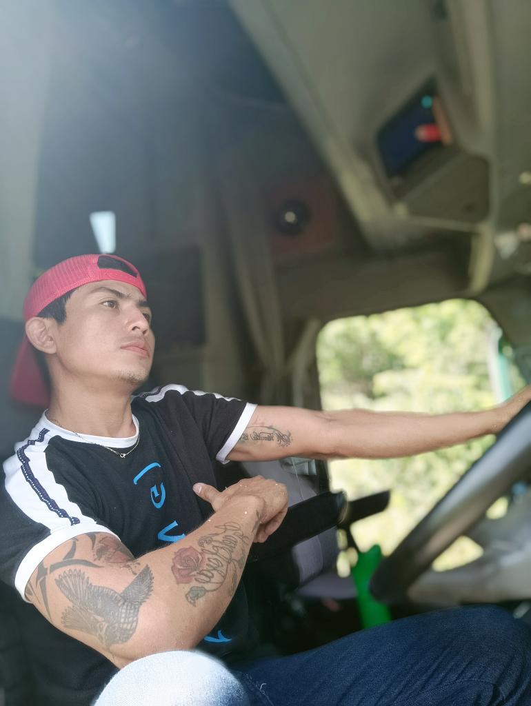 Danielsosa90's tweet photo. Todos me están pidiendo foto hot,hagamos una cosa retweet y si alcanzamos las 800 retweet me mandan escreen y yo les regaló una... https://t.co/z99yP0seEb