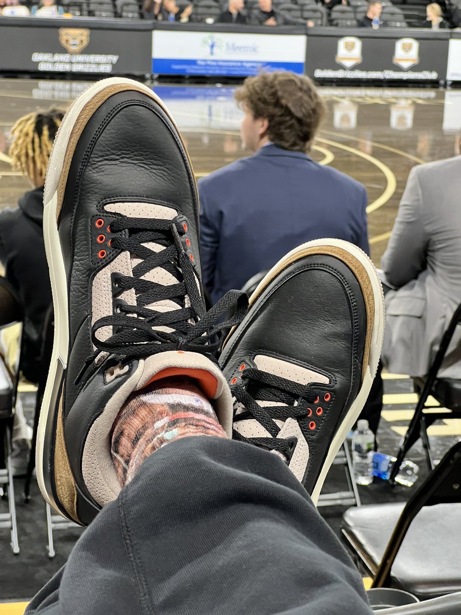 tymcgregor's tweet photo. 🏀🏀COURTSIDE > POOLSIDE☀️☀️
CENTRAL MICHIGAN VS “THE”OAKLAND UNIVERSITY #Orena https://t.co/y3pMfHHVmm