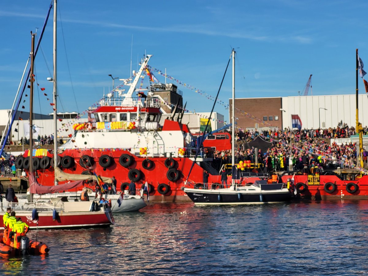 netsecfocus's tweet image. Finally got to experience the absolute madness that is the Intocht van Sinterklaas when Saint Nick turns up from Spain on a steamboat.