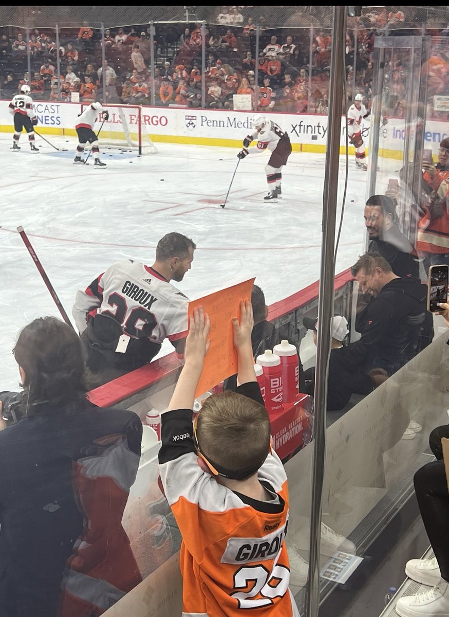 Carter sitting next to <a href="/ryannegiroux/">Ryanne Giroux</a> Holding his sign up saying Welcome Back Claude! Unfortunately he dropped it in the Ottawa tunnel before G got to see it. All while <a href="/28CGiroux/">Claude Giroux</a> was talking to his son on the bench. #Giroux28