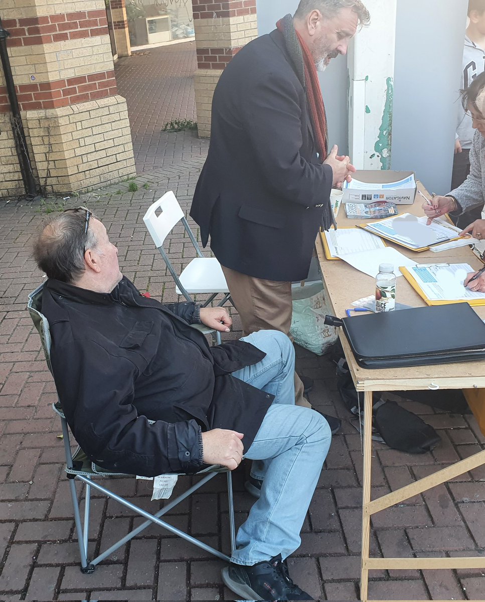 Today's #Portsmouth Liberal Democrat stall was outside the Bridge Shopping Centre in #Fratton Road. As usual we had a petition for more GPs, and one about #StopTheSewage 

Lots of people happy to come chat with us & sign both petitions

#WorkingAllYearRound #HealthCare #Community