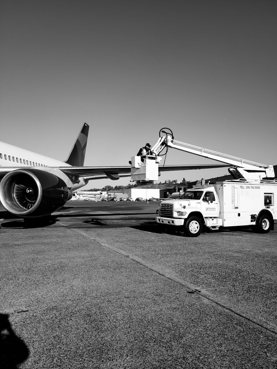 pugetspotting's tweet photo. DL8950/N662DN, a @Delta Boeing 757-200, getting de-iced this morning at KBFI with the @mnwild aboard. https://t.co/rrA5pGv3yl