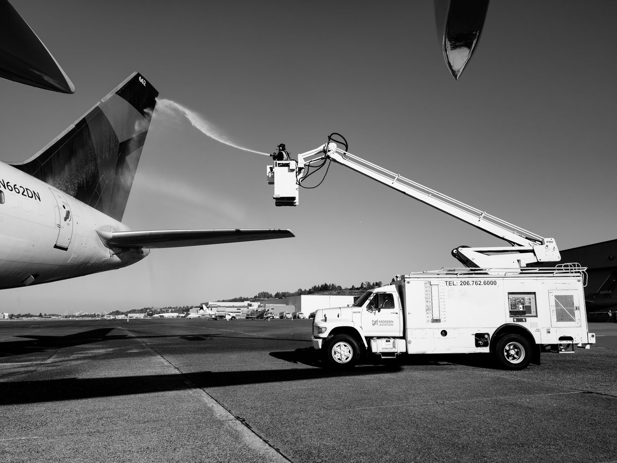 pugetspotting's tweet photo. DL8950/N662DN, a @Delta Boeing 757-200, getting de-iced this morning at KBFI with the @mnwild aboard. https://t.co/rrA5pGv3yl