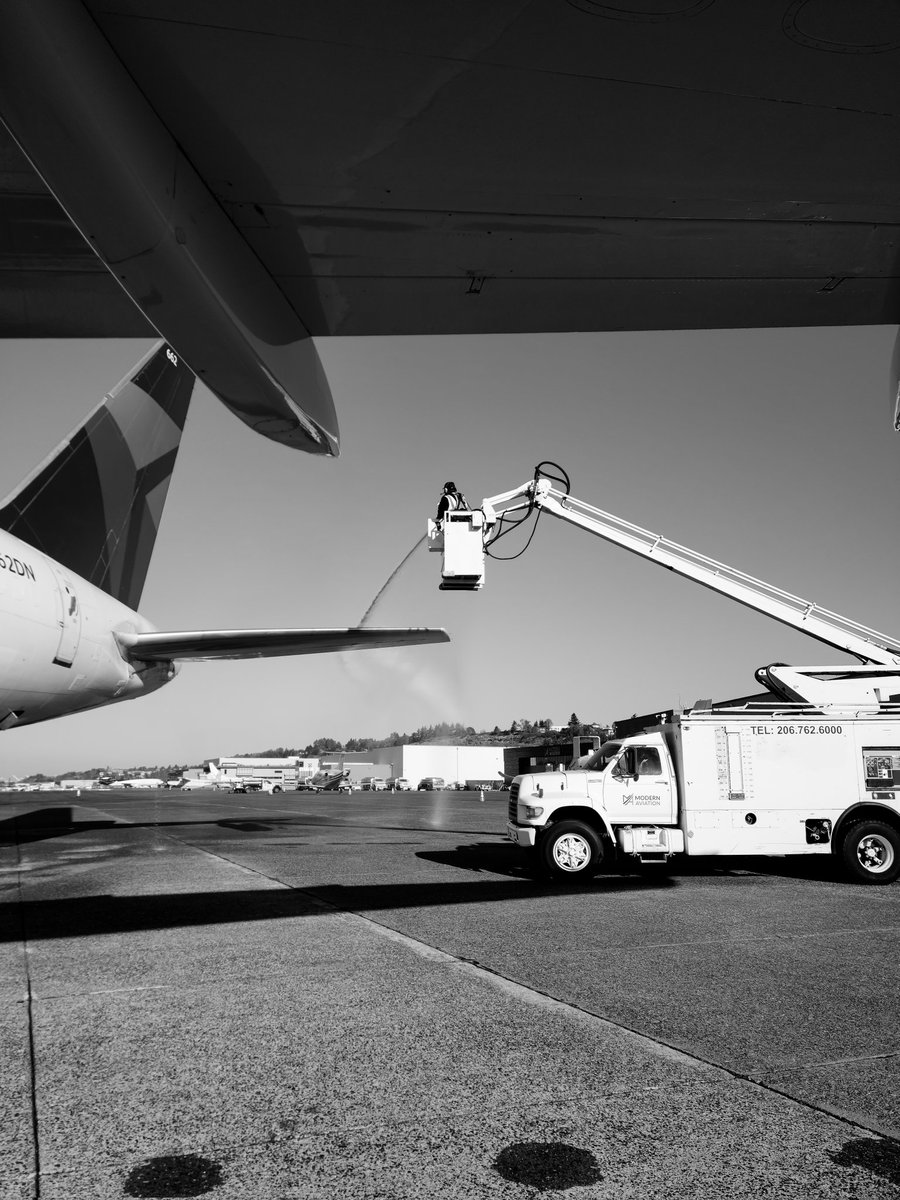 pugetspotting's tweet photo. DL8950/N662DN, a @Delta Boeing 757-200, getting de-iced this morning at KBFI with the @mnwild aboard. https://t.co/rrA5pGv3yl