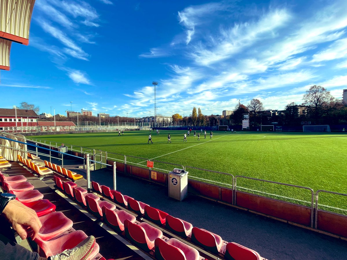 På läktaren hade vi ☀️ i ögonen. Men det är ju på planen det händer. 
#aik