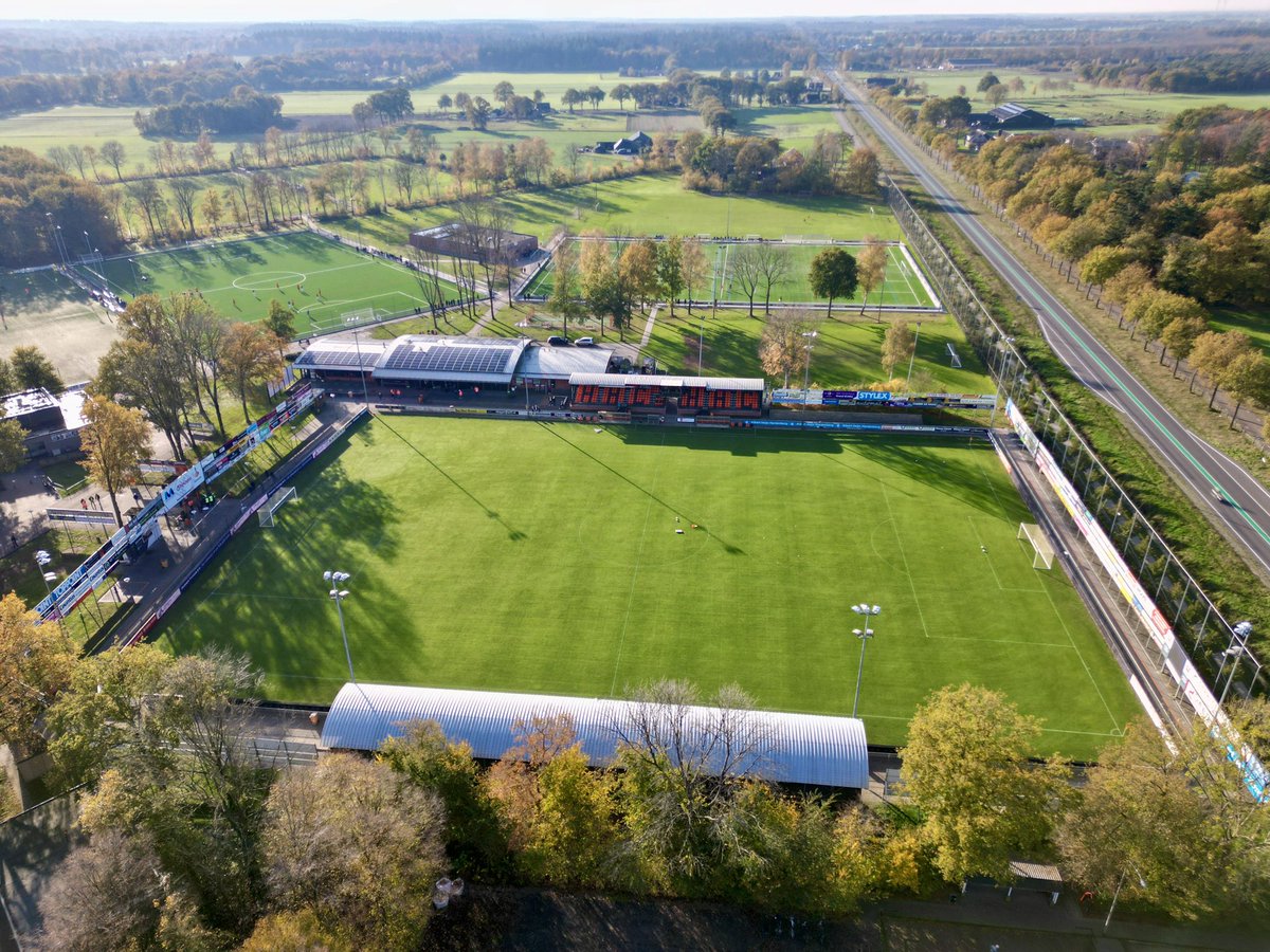 HHCHardenberg's tweet photo. Ons sportpark vanuit de lucht op een zonnige dag 📷 https://t.co/Il4eMF8PIZ