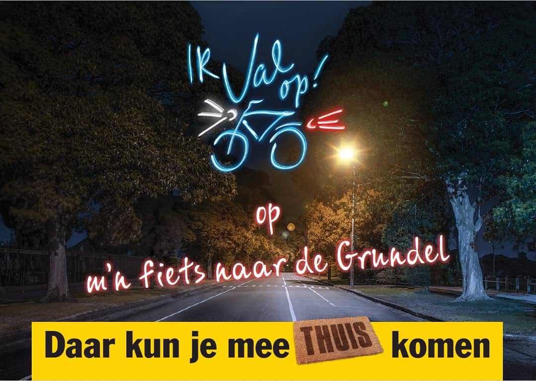 Sta jij AAN in het DONKER? 💡⚠️💡
Fiets je met fietsverlichting aan, dan verklein je de kans op ongelukken. Je valt dan namelijk meer op en ook zie jij de weg voor je een stuk beter. Gelukkig gaan de meeste fietsers goed zichtbaar over straat. Sta jij ook AAN? 🚴🚨👌