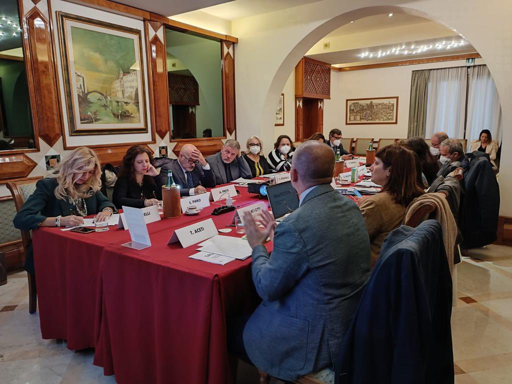 AcetiTonino's tweet photo. IX Report @salutequita “Equità di accesso in #oncologia” :
✔️ 10 @regioni_it peggiorano su tempi attesa x interventi #tumori maligni 
✔️ 251 giorni x approvazione naz. farmaci + 65 giorni per G.U.
✔️ NGS e terapie nutrizionali non sono nei LEA
👉 https://t.co/4KAp4kRdcA https://t.co/ByF0IdIgox