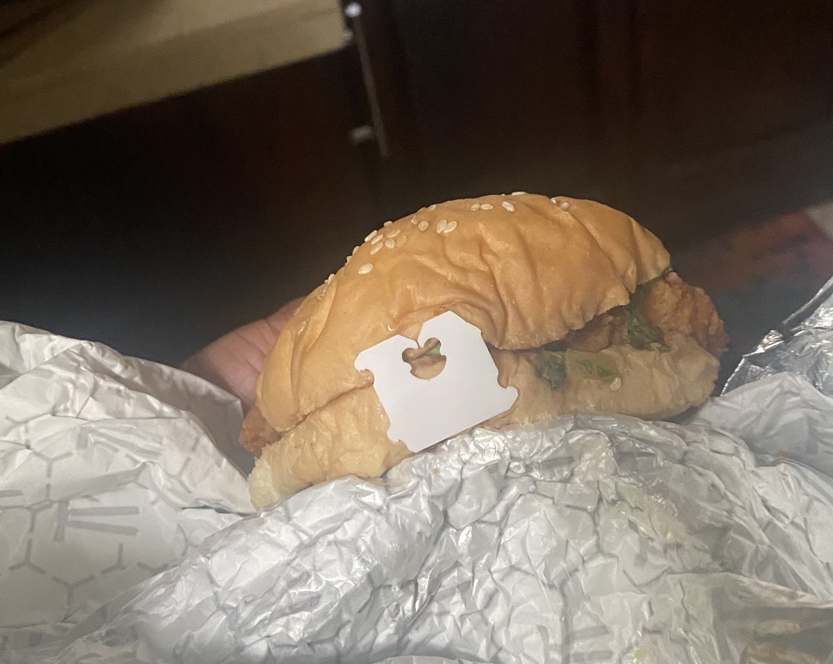 King__Kat__'s tweet photo. KFC 😒 very rh unserious 😐 https://t.co/d3DcaYXsNy