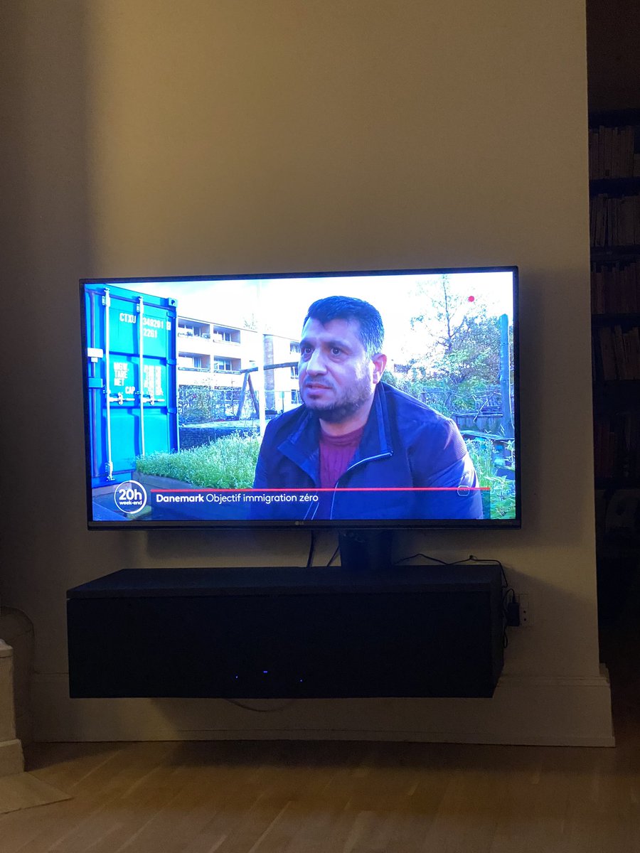 BRANDING - Danmarks stramme udlændingepolitik i de franske nyheder på@France2tv journalisten er overrasket over at regeringen er socialdemokratisk. Europas strengeste udlændingelove…. Tillykke 😳#eudk